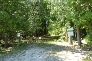 Trailhead and sign at the Kinghurst Forest reserve